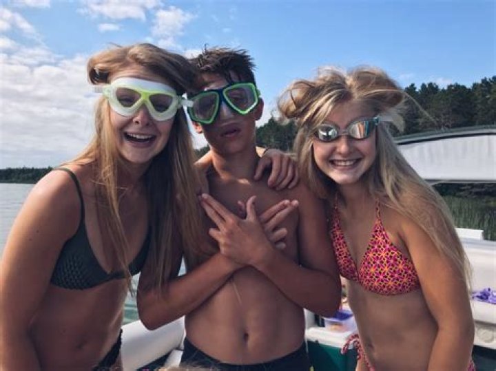 Maggie McGraw Wears Bikini & Shows Off Sunburn On Vacation – Hollywood Life