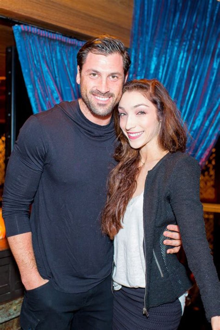Maks Chmerkovskiy & Meryl Davis’ Kiss — NYC Date Filled With ‘Touchy Feely’ PDA – Hollywood Life