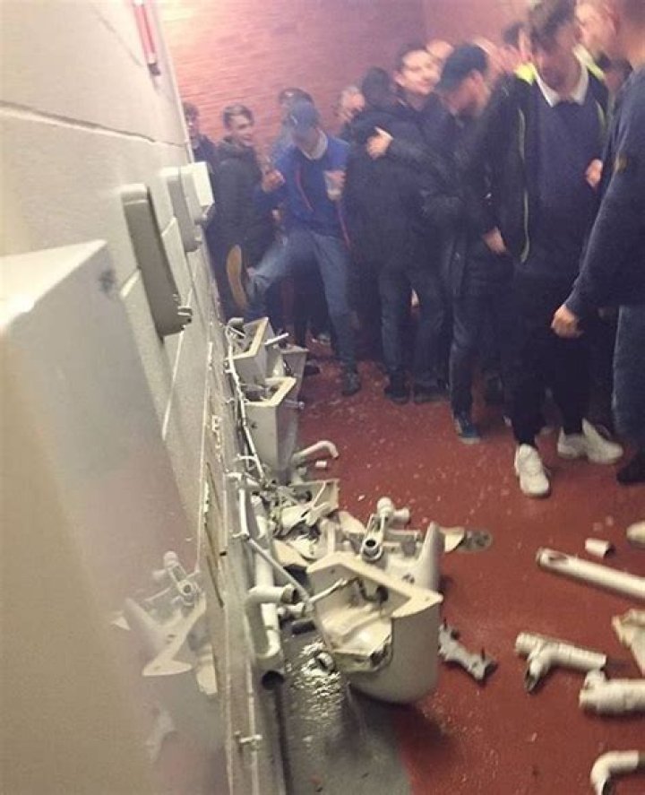 [WATCH] Manchester City Fans Trash Bathroom After EFL Cup Loss To Man United – Hollywood Life
