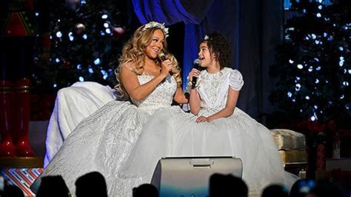 Mariah Carey & Daughter Monroe Duet On Christmas Special: Watch – Hollywood Life