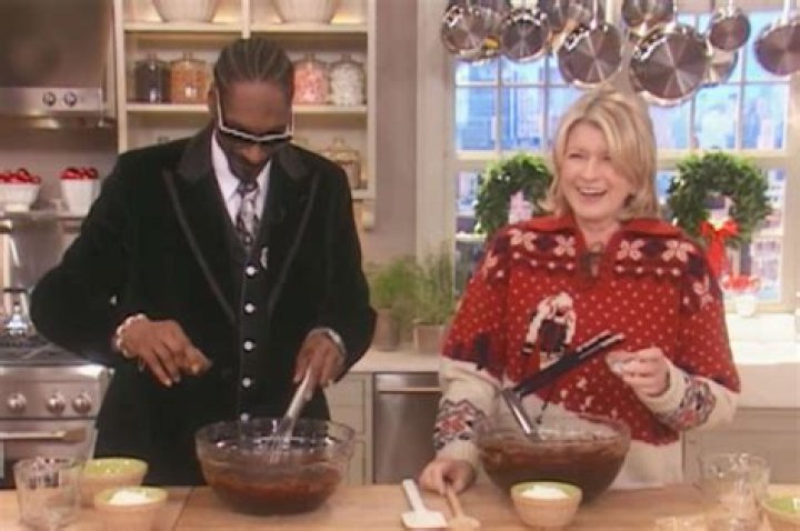 Martha Stewart Decorates Weed-Inspired Christmas Cookies With Snoop Dogg — See Pic