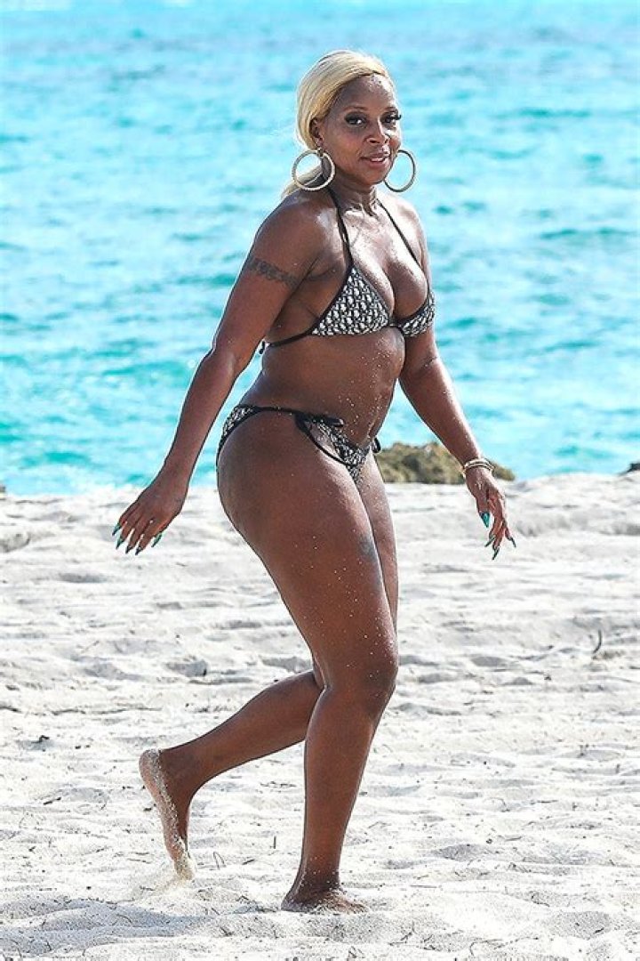 Mary J. Blige Rocks Dior Bikini In Miami – Hollywood Life