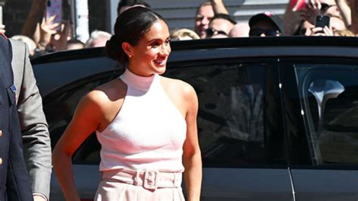 Meghan Markle’s Flowy Pants Are The Perfect Thing To Wear In Between Seasons