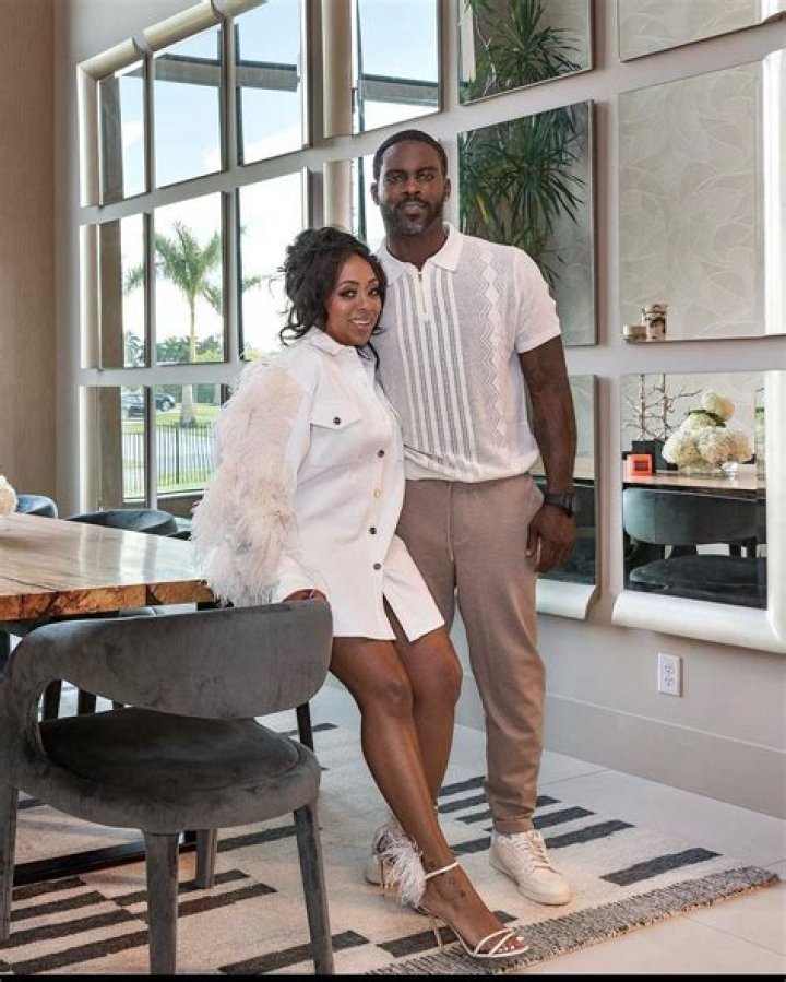 Baby #4 On The Way For Former NFL Star — 1st Bump Pic – Hollywood Life