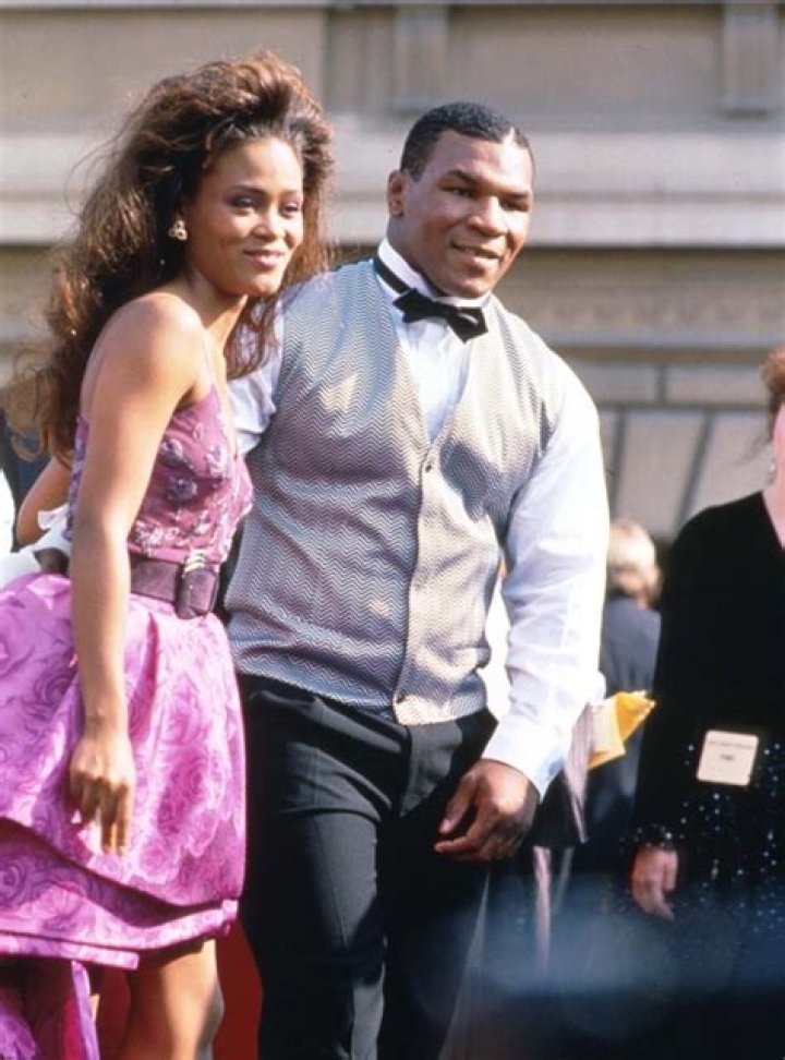 [VIDEO] Brad Pitt Affair — Mike Tyson’s Wife Robin Givens In Bed With Brad – Hollywood Life