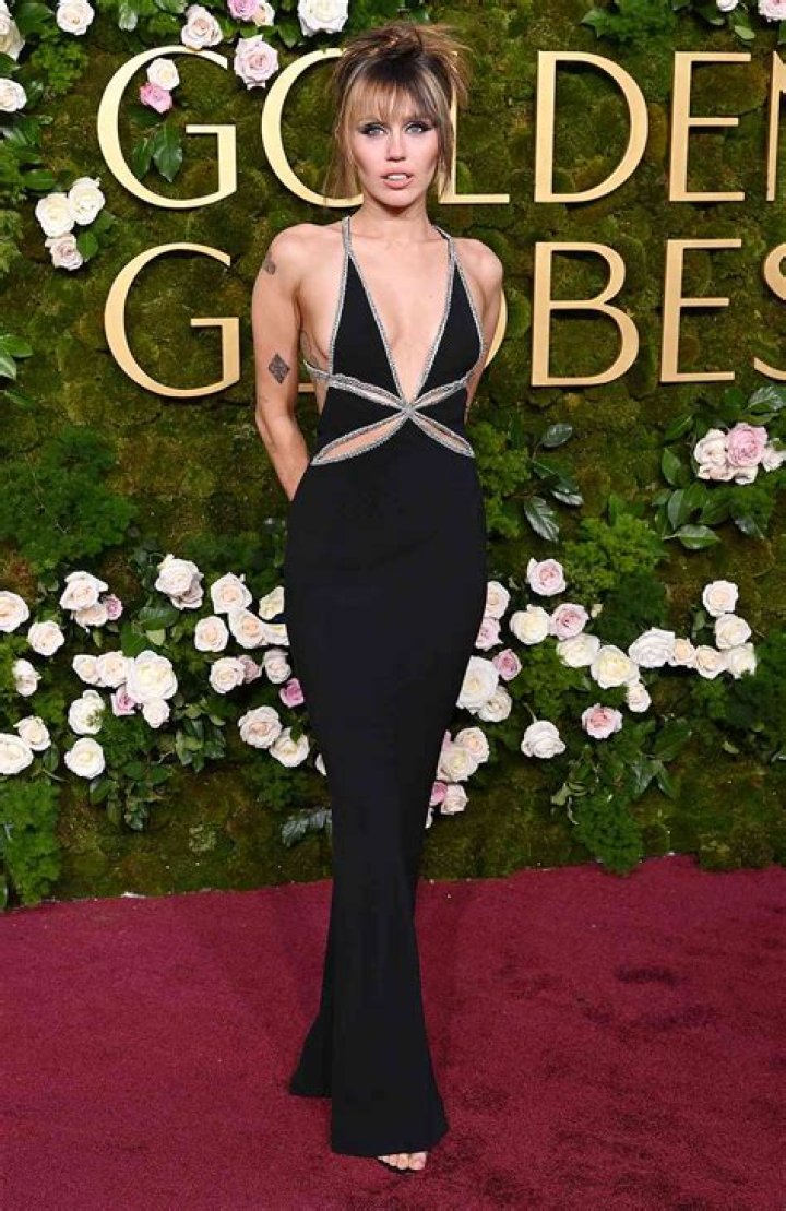 Miley Cyrus Wows In Cutout Jumosuit on Jimmy Fallon – Hollywood Life