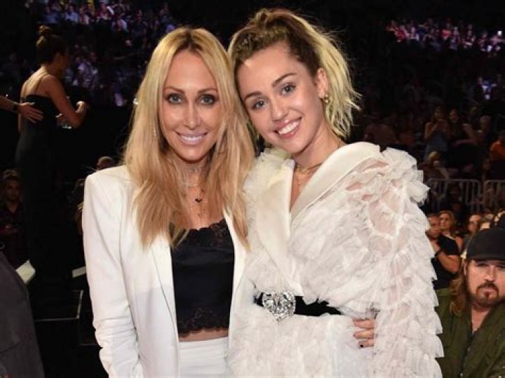 Miley Cyrus: Her Mom & Dad’s Shocked Reaction To Nicki Minaj’s VMA Diss — Watch