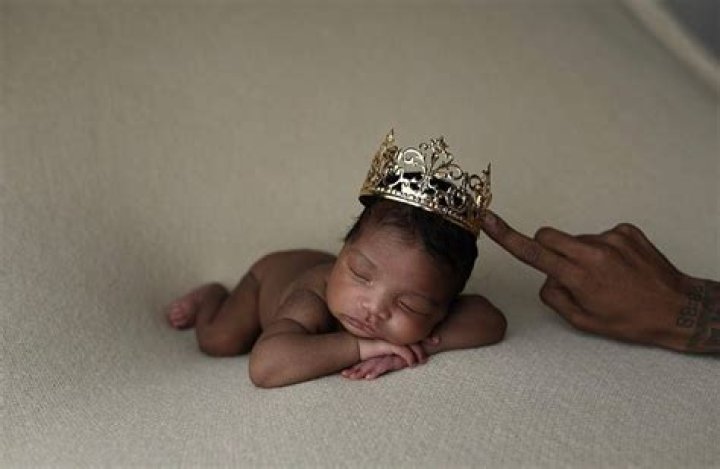 Nick Cannon’s Daughter Onyx Wears Crown In Newborn Photos – Hollywood Life