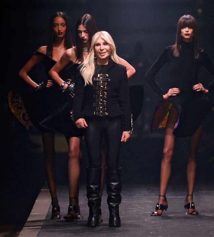 Nicki Minaj Nearly Suffers A Nip Slip At Milan Fashion Week Show – Hollywood Life