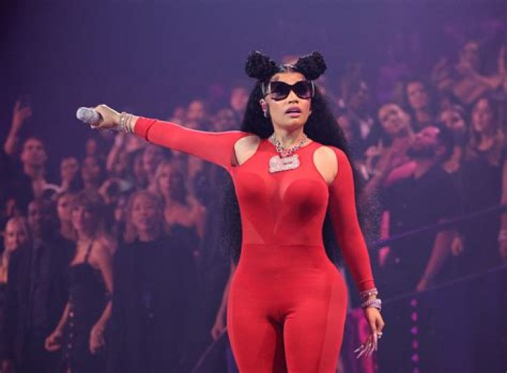 Nicki Minaj Twerks & Flashes Her Butt In Sexy BET Awards Performance