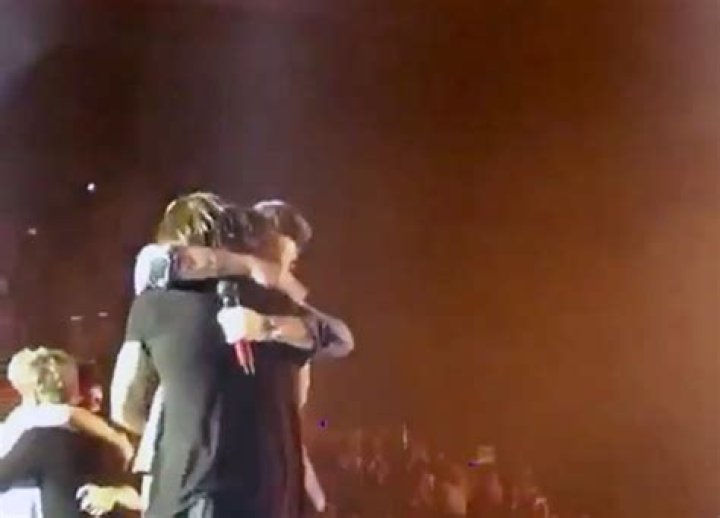 Harry Styles & Louis Tomlinson Hug & More – Hollywood Life