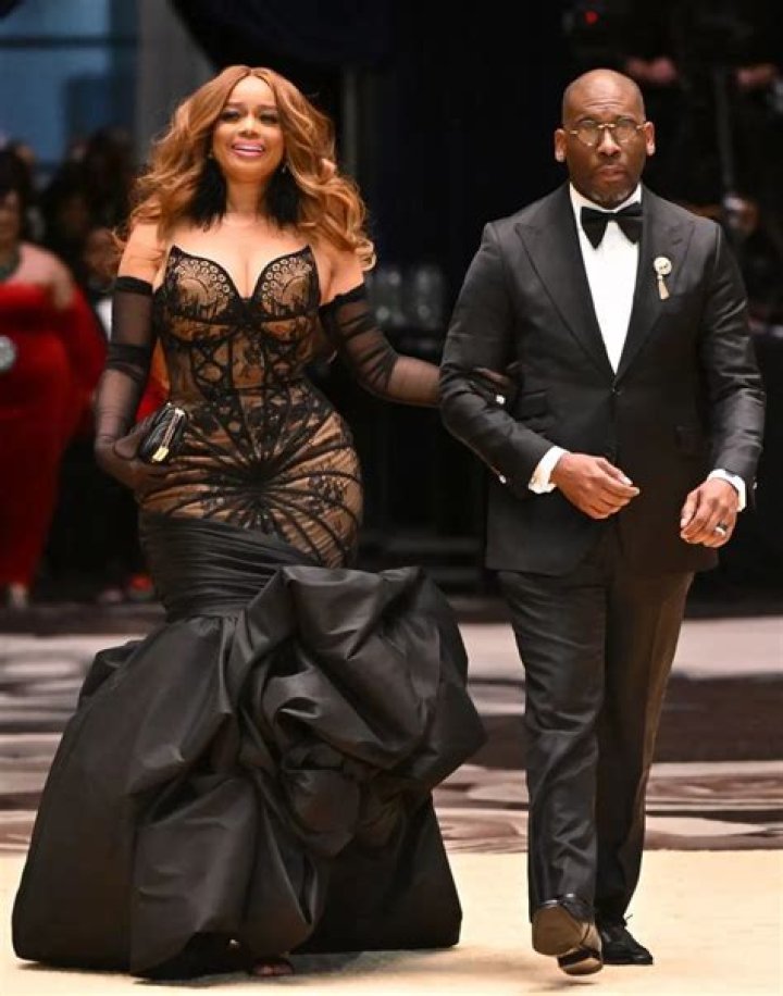 Oprah Breaks Down In Tears While Defending Gayle King After Backlash: She’s Getting ‘Death Threats’