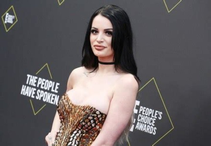 WWE Superstar Ends Her Career On ‘Raw’ After Injury – Hollywood Life