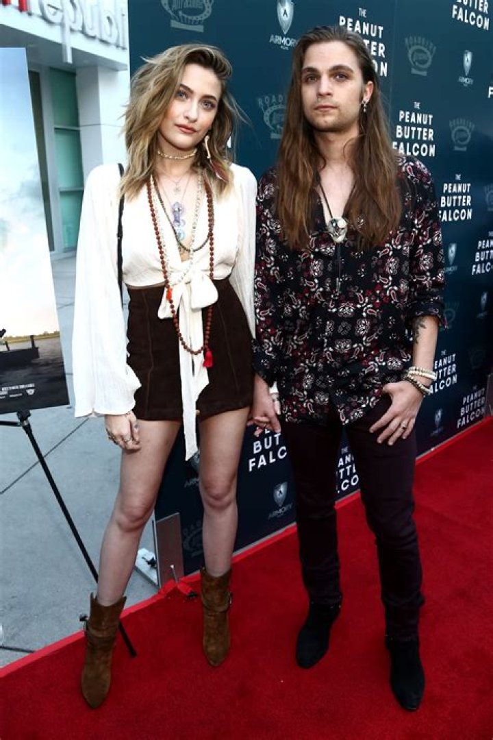 Pics Of The Couple & Bandmates – Hollywood Life