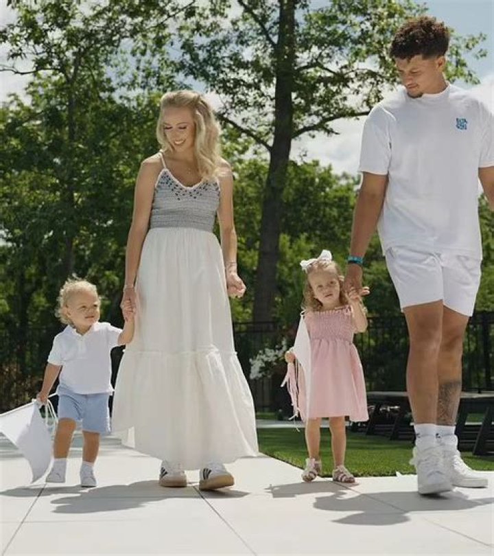 Patrick Mahomes & Pregnant Fiancee Brittany Matthews Learn Their Baby’s Gender In The Sweetest Way