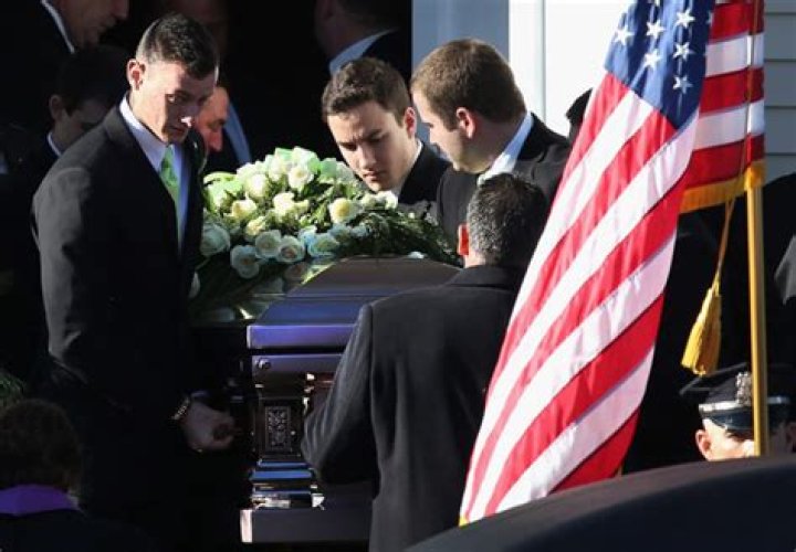 Paul Simon Performs At Victoria Soto’s Funeral — Sandy Hook Teacher Killed – Hollywood Life