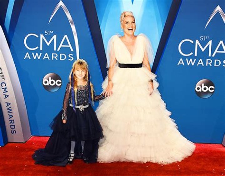 Pink’s Daughter Willow Sings Olivia Rodrigo At Christmas Concert – Hollywood Life