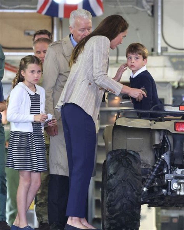 Prince Louis, 5, Shovels Dirt & Rides In A Tractor With Dad Prince William For His 1st Royal Engagement