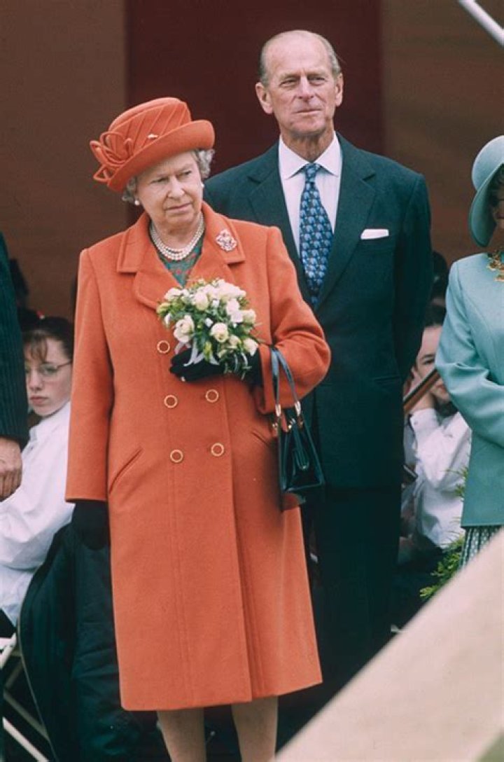 Queen Elizabeth II & Prince Philip’s Romantic Timeline: Photos – Hollywood Life