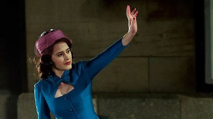 Rachel Brosnahan Films ‘Mrs. Maisel’ In Blue Dress & Pink Hat: Pics – Hollywood Life