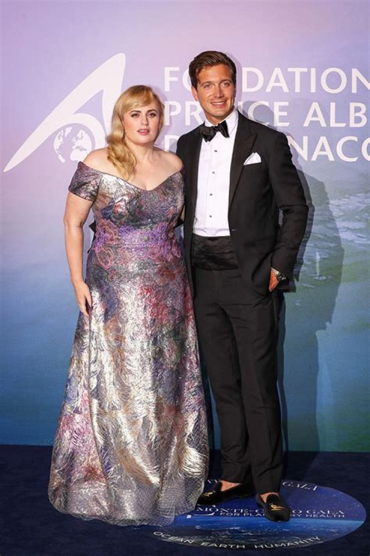 Rebel Wilson & BF Jacob Busch Are A Clone Couple In Matching Outfits For Date Night On The Beach