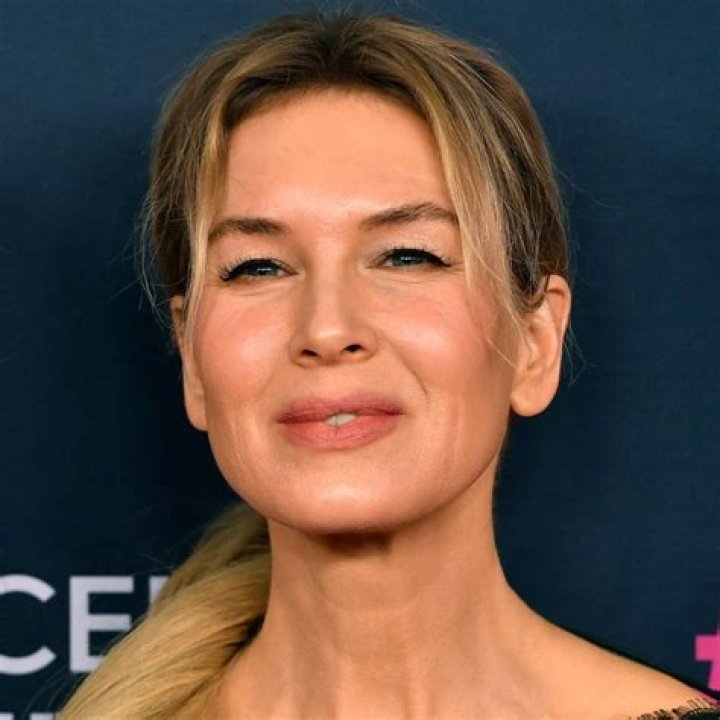 Renee Zellweger & Ant Anstead Kiss In Rare PDA Photo – Hollywood Life