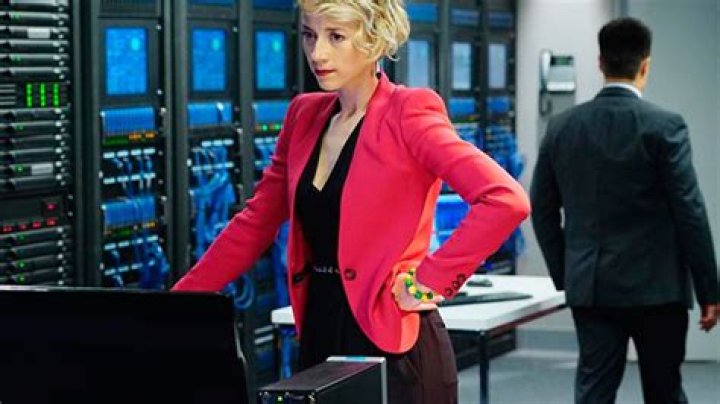 5 Reasons Why She Needs To Go – Hollywood Life