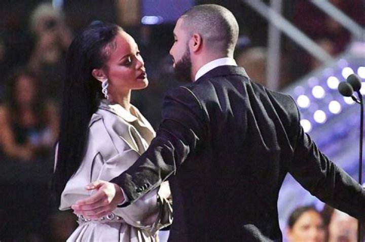 Rihanna & Drake Kiss On Dinner Date At Sons Of Essex — Getting Back Together? – Hollywood Life