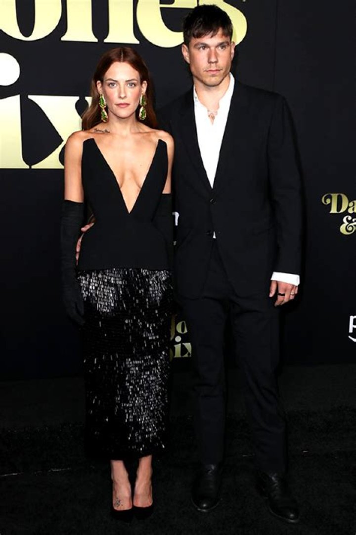 Riley Keough & Ben Smith Petersen At ‘Daisy Jones’ Premiere: Photos – Hollywood Life