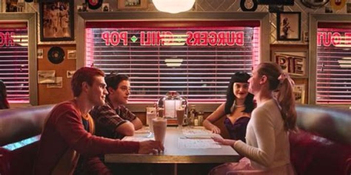 Betty & Jughead Deleted Scene From Episode 6 Revealed – Hollywood Life