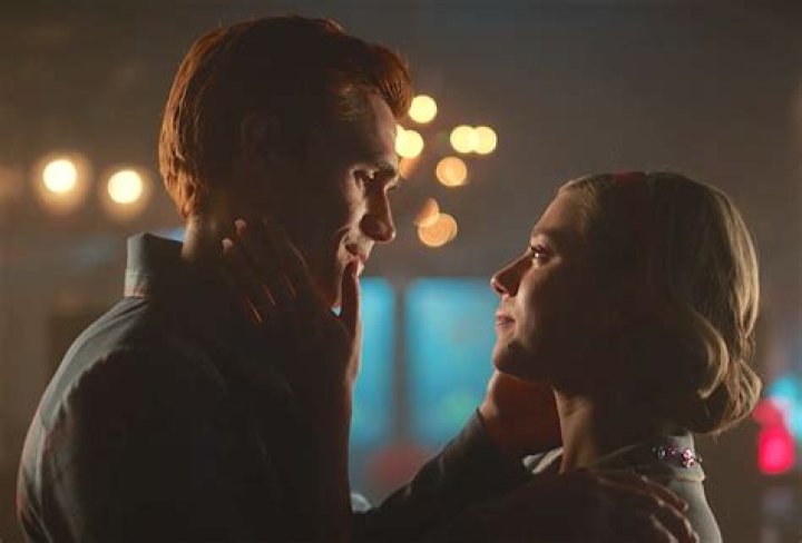 Betty’s Hot Tub Transformation — Season 1 Episode 3 – Hollywood Life