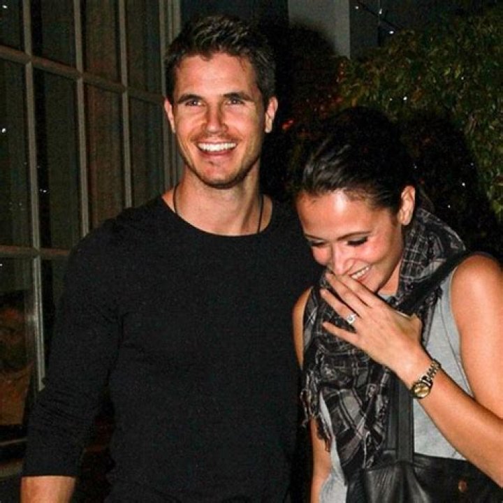 [LISTEN] Robbie Amell Loves Italia Ricci — Raves Over Fiancée In Interview – Hollywood Life