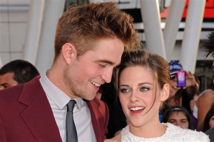 Robert Pattinson ‘Surprised’ To See Kristen Stewart ‘Falling Hard’ With New Girlfriend