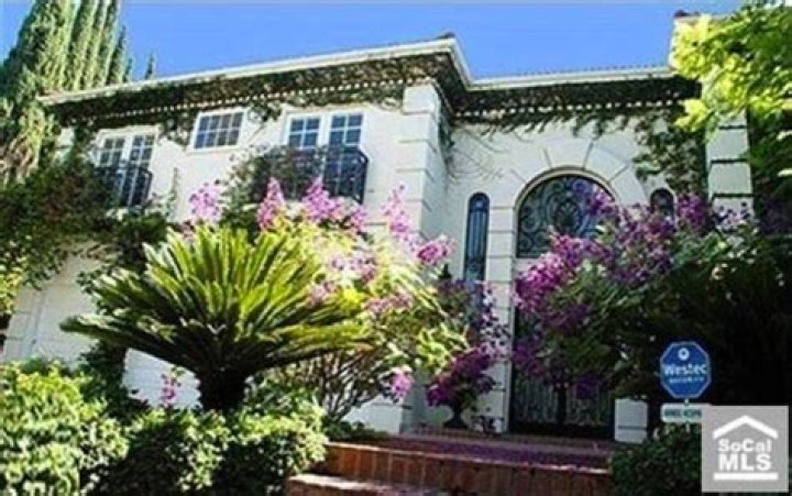 Robert Pattinson Moves Into Britney Spears’ Old Beverly Hills Mansion