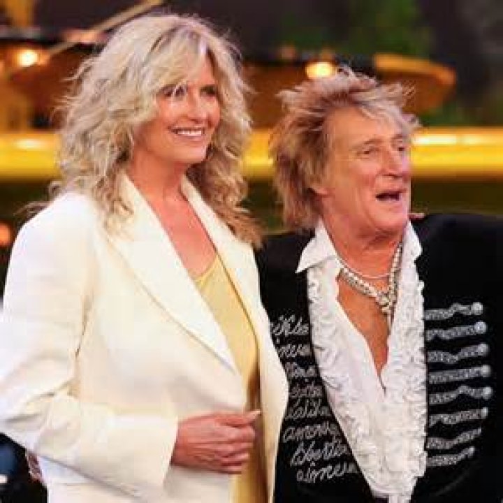 Rod Stewart & Wife Penny Lancaster Dance Around The Christmas Tree – Hollywood Life