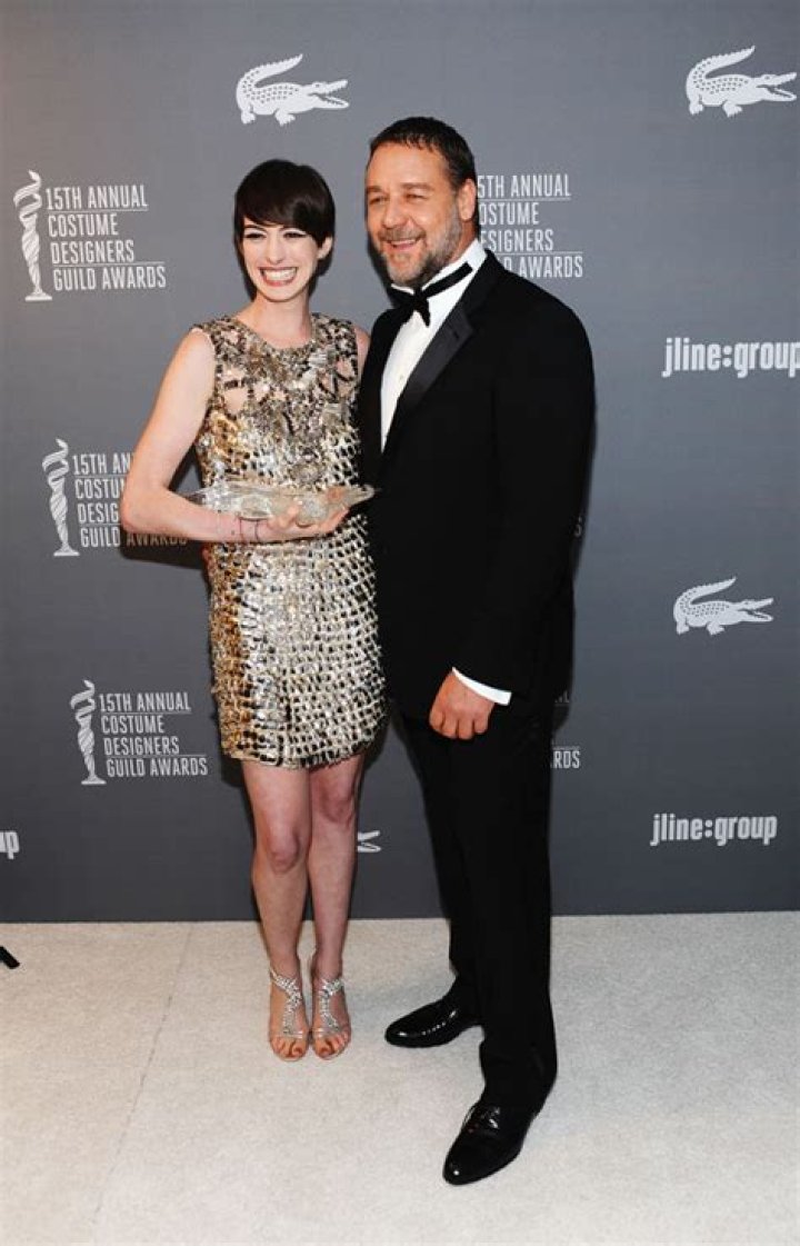 Anne Hathaway’s Wardrobe Malfunction Is Butt Of Joke — Too Soon? – Hollywood Life