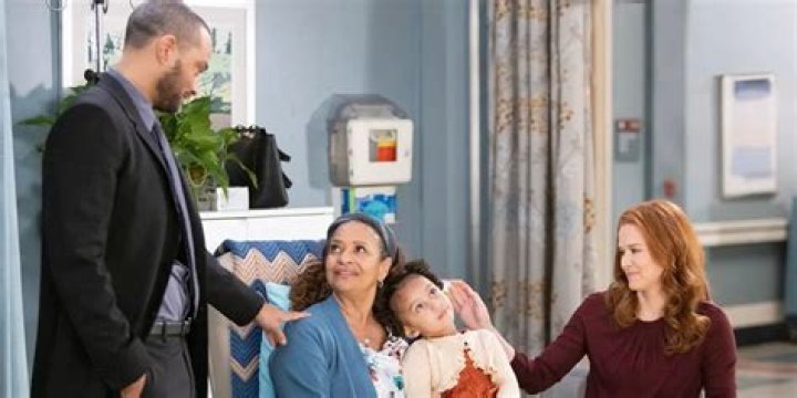 Sarah Drew Teases ‘Beautifully Written’ Jackson & April Reunion On ‘Grey’s Anatomy’