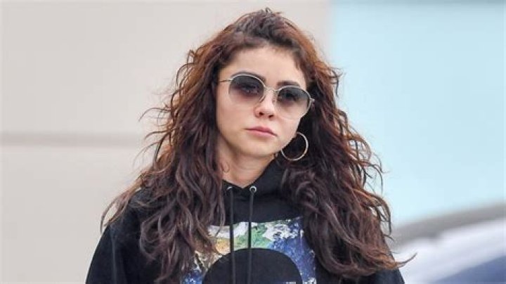 Sarah Hyland’s Hairstylist Ryan Richman On How To ‘Rock Your Curls’ – Hollywood Life