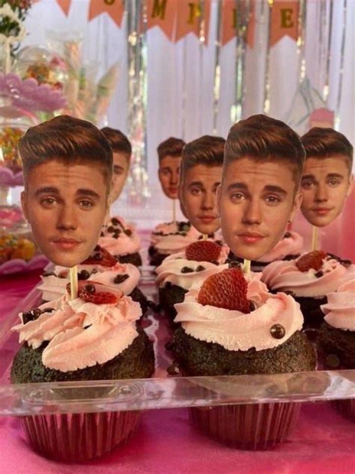 Selena Gomez’s Birthday Party — Brought To Tears By Justin Bieber’s Sweet Speech – Hollywood Life