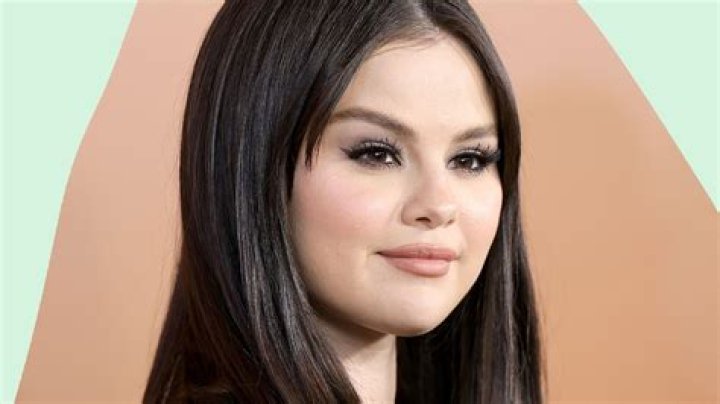 Selena Gomez’s Pretty Selfie — How To Get Her Perfect Brows