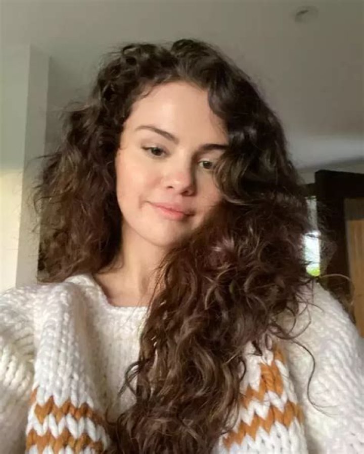 Selena Gomez Rocks Natural Curly Hair Rocking Rare Beauty Look: Pics – Hollywood Life