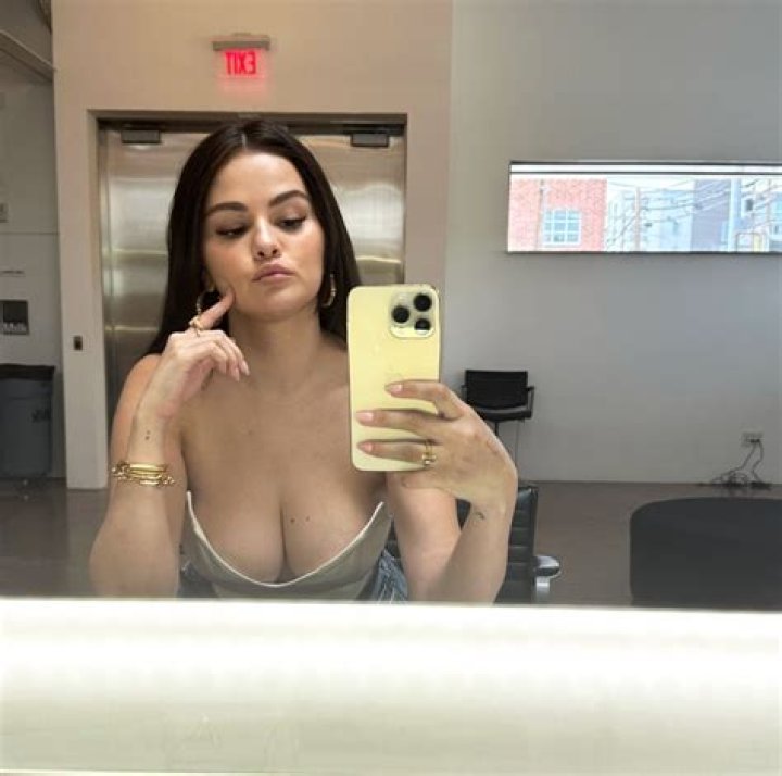 Selena Gomez Wears Plunging Swimsuit In Sexy Mirror Selfie – Hollywood Life