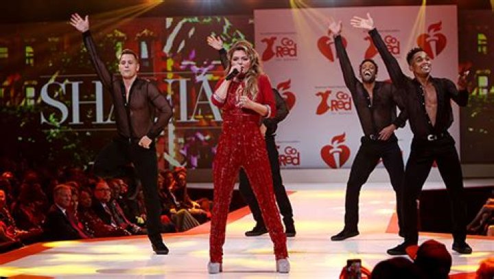 Shania Twain, Heather Graham & More Wear Red For Fashion Show: Pics – Hollywood Life