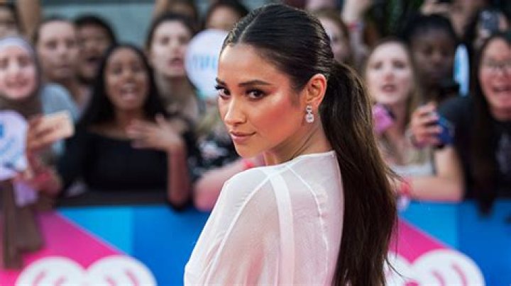 Shay Mitchell‘s Much Music Awards Hair & Makeup — Blah Blah Blah – Hollywood Life