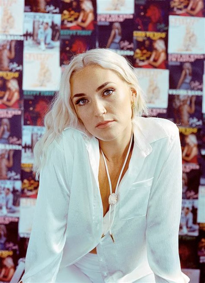 Shelby Darrall Gets To Play The ‘Crazy’ Scorned Ex In New Country Jam ‘Love Me When I’m Leavin’