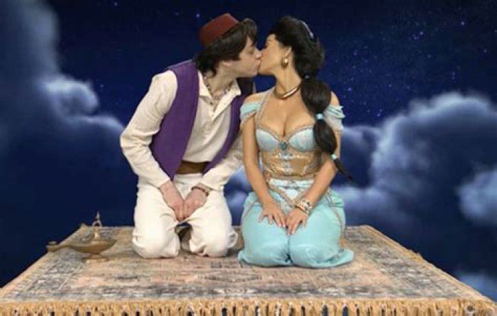 ‘SNL’ Pete Davidson & Kim Kardashian Kiss In Aladdin Sketch: Video – Hollywood Life
