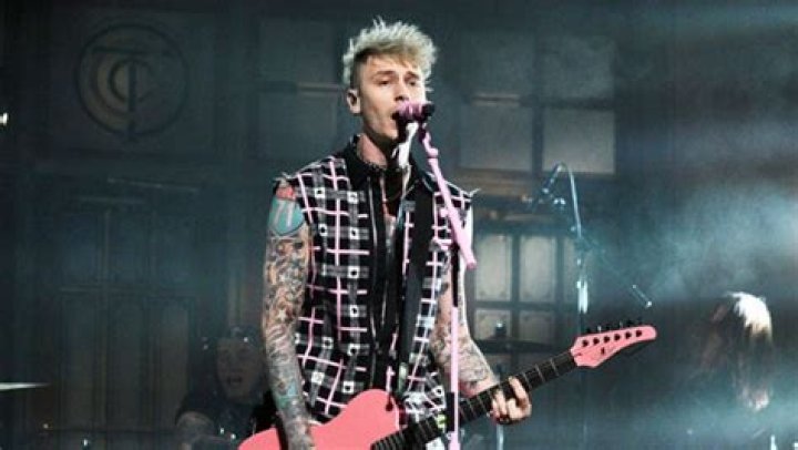 Machine Gun Kelly Performs ‘Lonely’ & ‘My Ex’s Best Friend’ – Hollywood Life