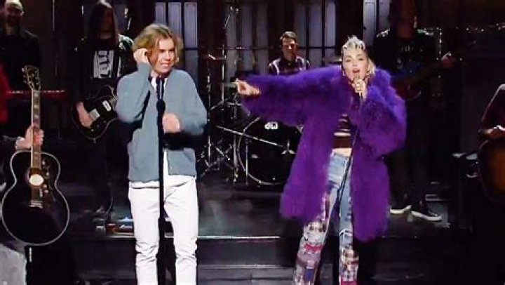 Miley Cyrus Performs ‘Without You’ With The Kid LAROI – Hollywood Life