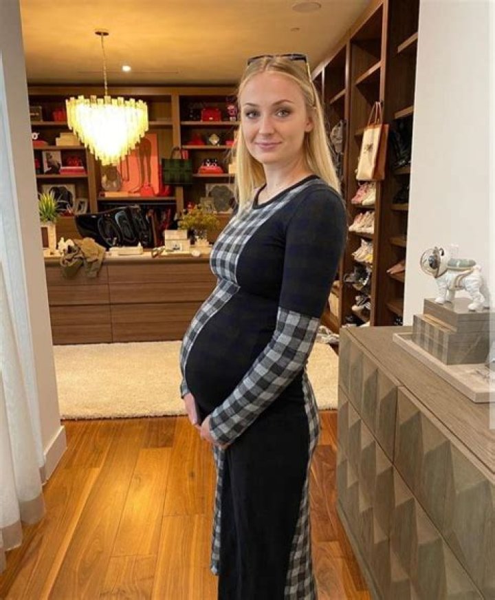 Sophie Turner Shows Off Growing Baby Bump In Skintight Black Leggings While Out With Husband Joe — See Pics