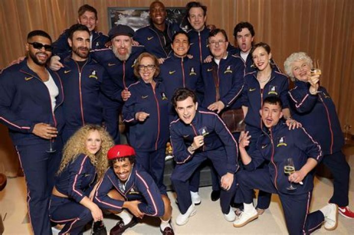 20 Stars Making Tracksuits Stylish Again: Hailey Baldwin & More